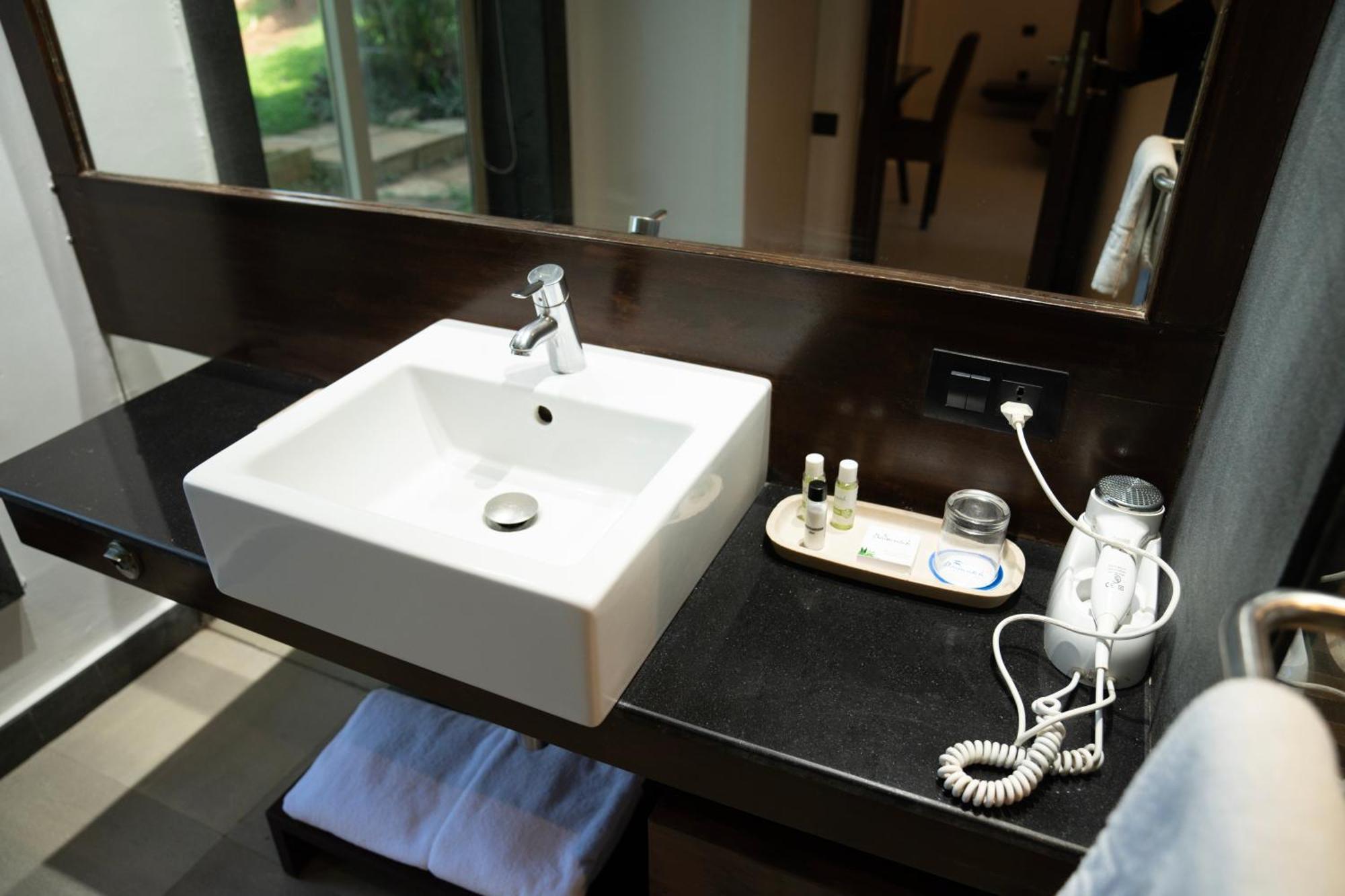 Regenta Beach House Resort, Goa Бенаулим Екстериор снимка